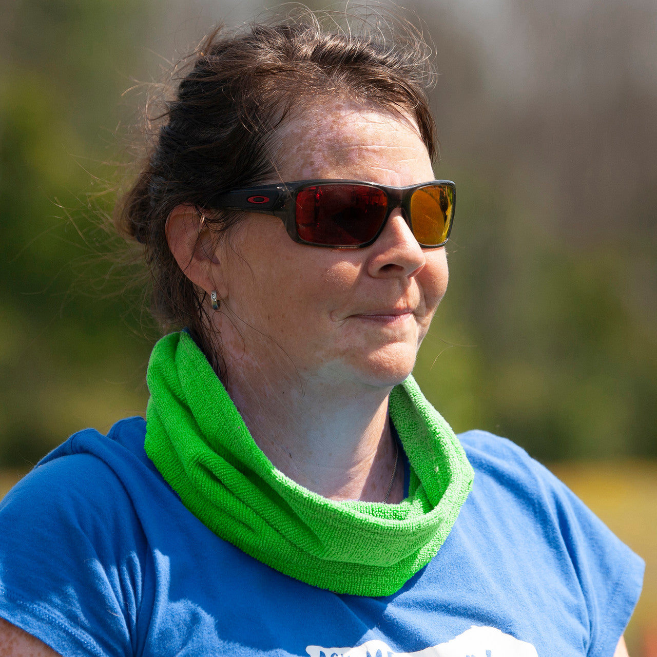 Woman wearing Chilly Dogs Soaker Bandanna in Large