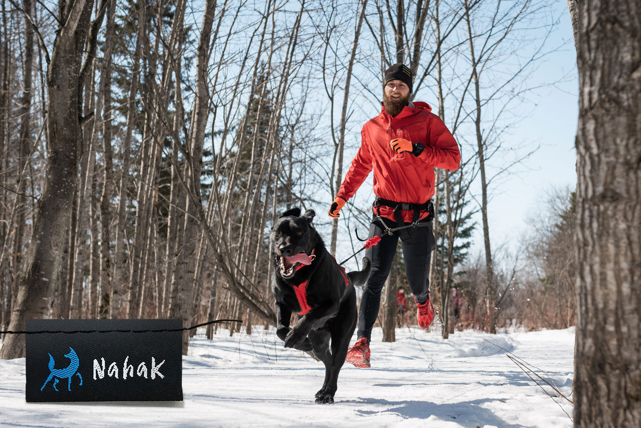 Man running with Nahak Multisport Bungee Line